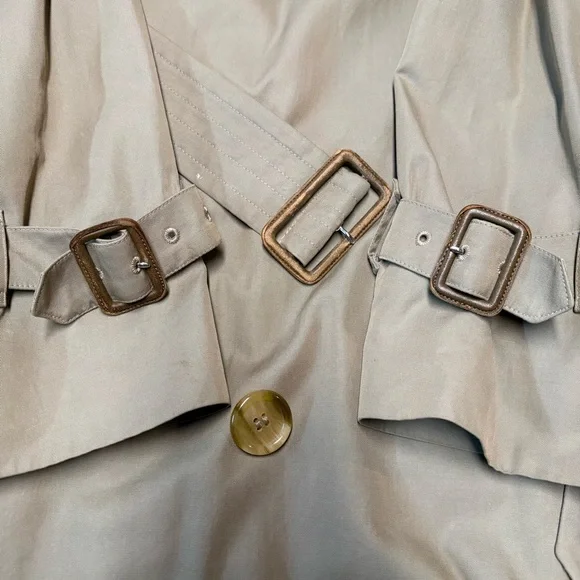 Burberry trench coat. - Picture 10 of 16